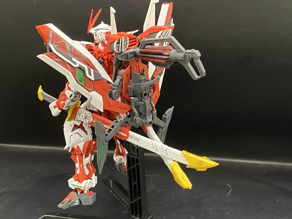 全身を前後からレッドフレームも素体だとわびしさのあるバックショットもしっかり見応えのあるものになってます。