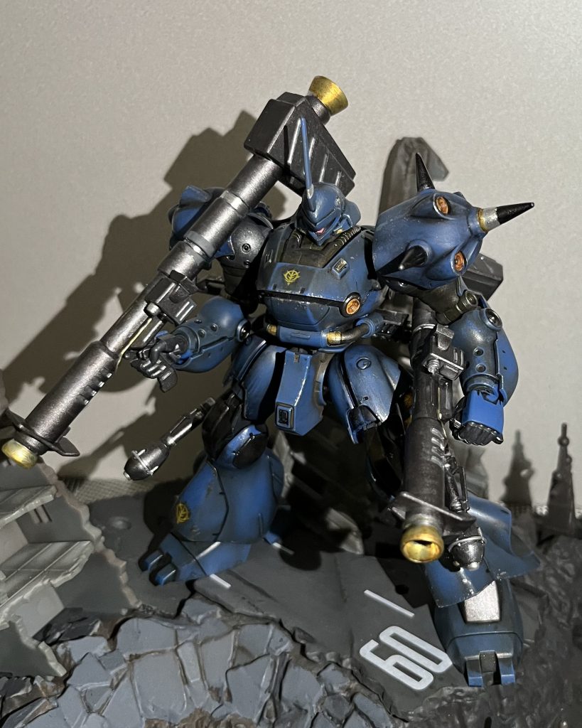 バズーカ両手持ち。