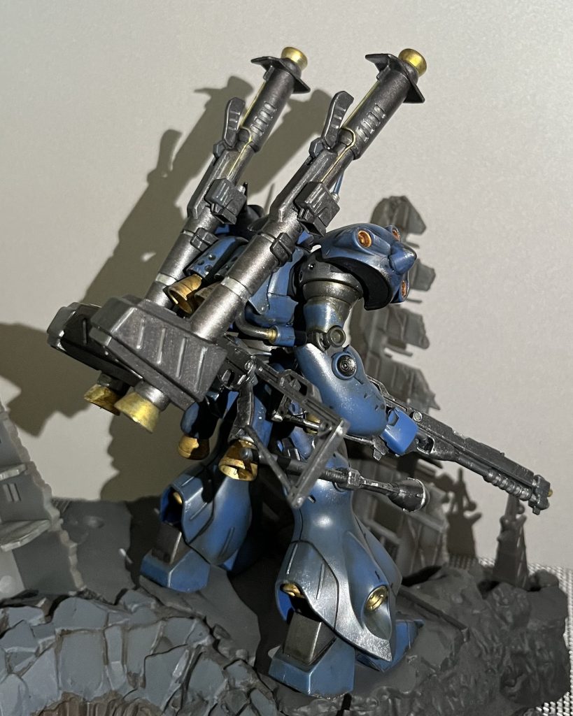 前回のドムトローペンも同様、背面にガチャガチャマウントされた武装が好きですね。地味に塗り分けたバズーカも粗が目立ちますが結構好み。
