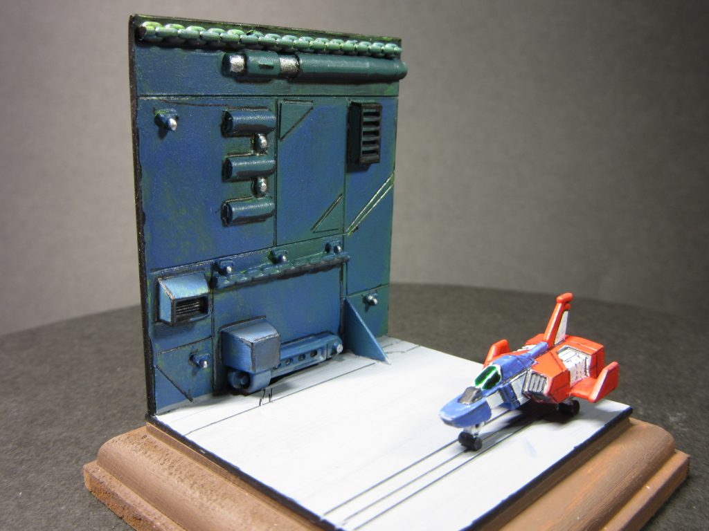 前方から。WBのMSデッキ風。床、壁はプラ板から。壁のごちゃごちゃしたものはジャンクパーツの寄せ集めです。コアファイターの車輪はジャンクパーツで制作しました。とにかく小さい!