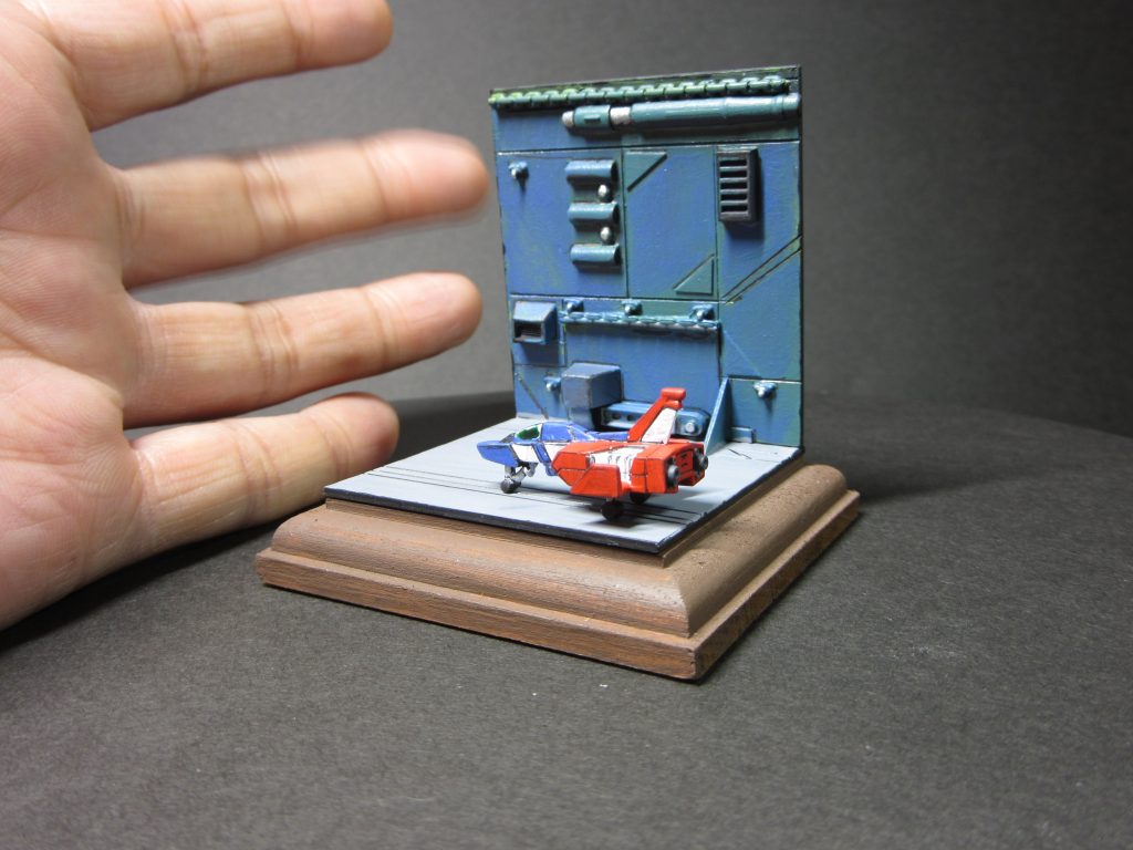 自分の手と比べて。小さいですがしっかりガンプラ。私は小さいものに惹かれる癖がありますね。作っても場所を取らないのでいいですよ。