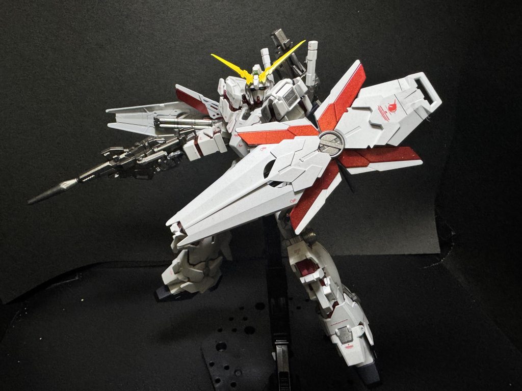 クリアパーツだとおもちゃ感が否めなかったのでメタルレッドで塗装しました！