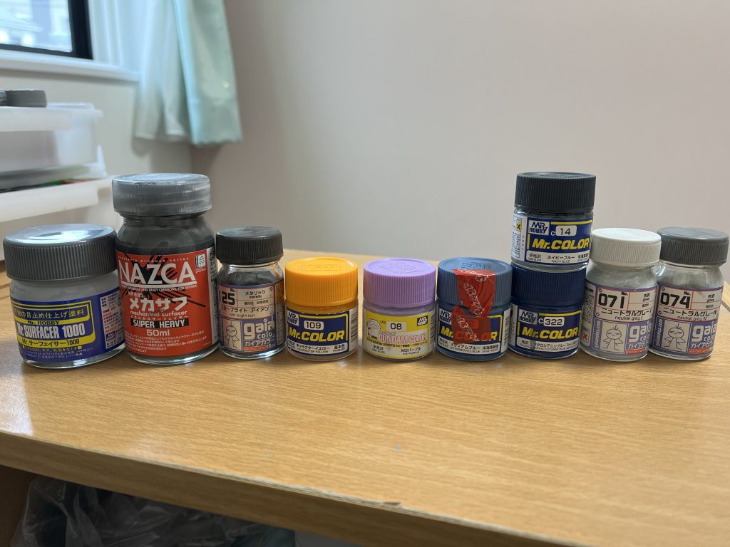 最近家にある塗料もので揃ってるそれだけ多くの塗料が保管されている、、●使用塗料本体（白1）：ガイヤカラー　ニュートラルグレーⅠ本体（白2）：ガイヤカラー　ニュートラルグレーⅡ+Ⅲ本体（紫）：ガンダムカラー　MSパープル 06本体（青）：Mr.カラー　ミディアムブルー本体（黒）：Mr.カラー　ネイビーブルー　+フタロシアニンブルーダクトなど：Mr.カラー　キャラクターイエロー関節・武器：メカサフ　SUPER HEAVYトップコート：Mr.カラー　スーパースムースクリア（つや消し）