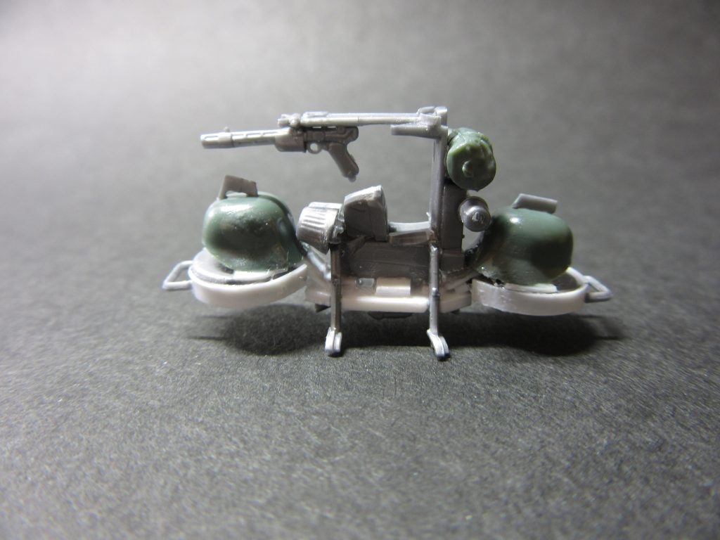 グリーンに見えるパーツはドイツ軍兵士のヘルメット。後ろの吊ってあるシート?テント?は同じく歩兵の携帯備品から。白く見えるパーツはプラ板。よく見ると機銃の持ち手の所は拳銃???パーツ写真からどこにどのパーツを使っているか探してみて下さい。