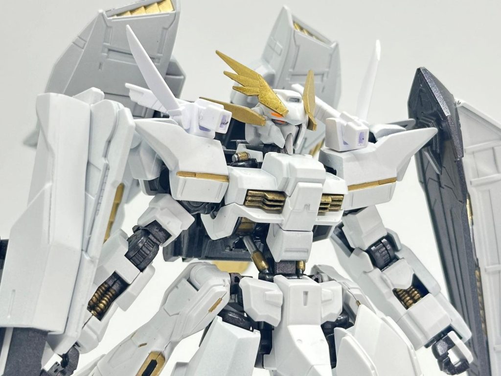 頭はガンダムハルートに、ツノの1本をバンシィに変更してます。腕は形態違いのバルバトスを使ってます。