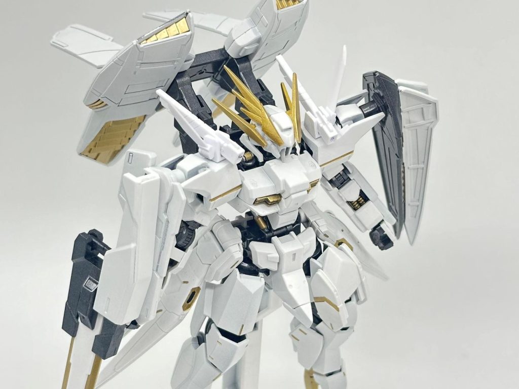 白い機体を目立たせたいため、あえて墨入れをしてません。