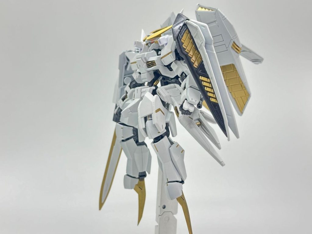 脚はグレイズで、足をオミットしてブレード形にしました。