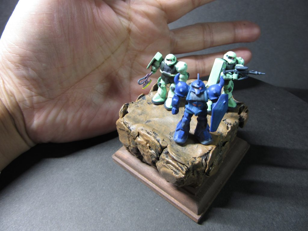 手の中に広がる戦場。小さくてかわいいキットです。今見るとつらいところもありますが、楽しめるキットです。因みにまだ本体の情景模型は組んでません。また制作したらUPしたいです。