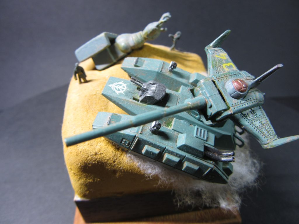 マゼラアタックは機銃部分と上面にWLシリーズより機関砲とサーチライトを変更追加しています。砂埃は脱脂綿にて。