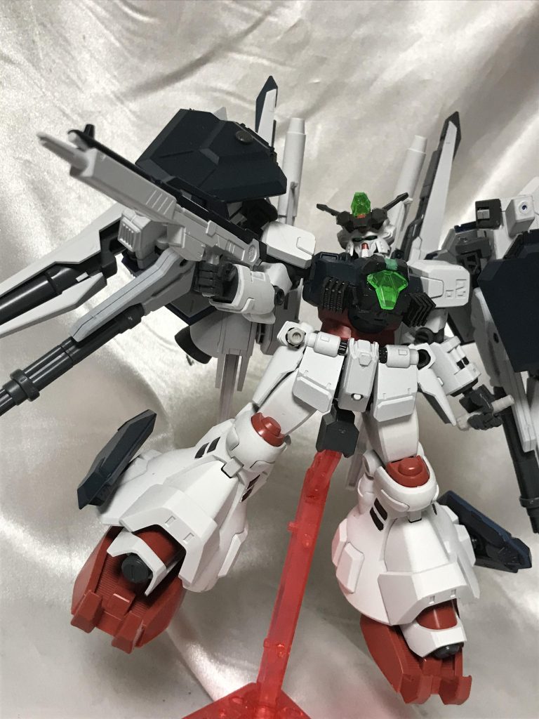 武器はビームライフル。意外に小型のライフルが似合うんです、一番好きなのはガンダムmk2のビームライフルですが、今回はニューガンダムのものを使いました。