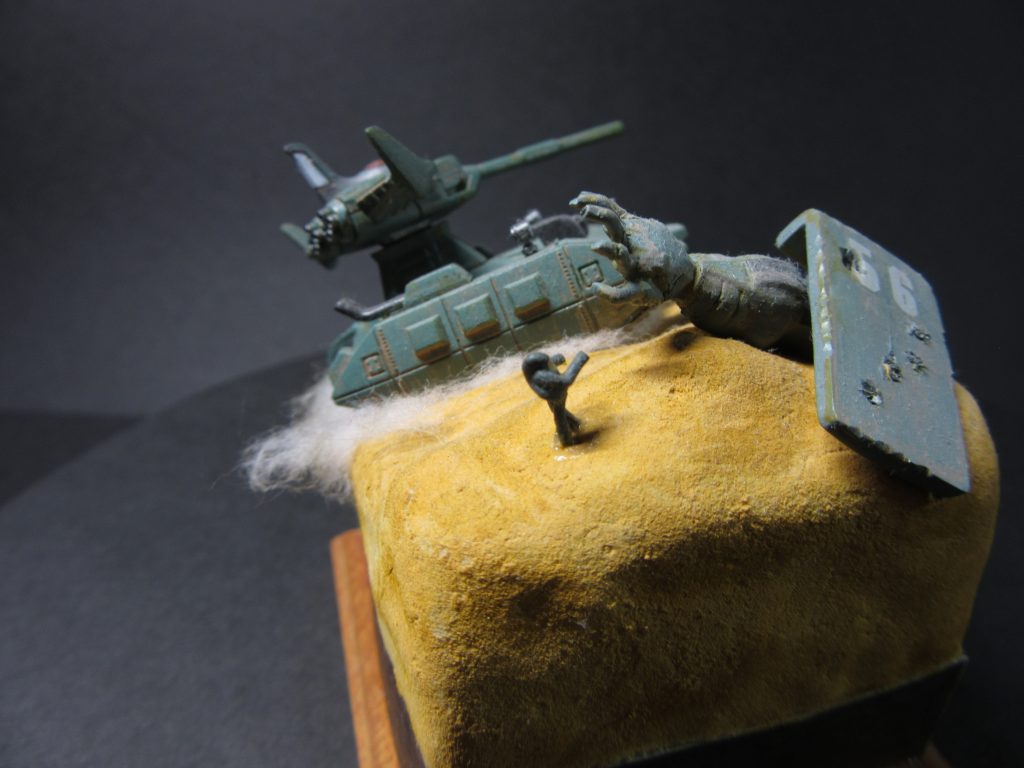 ザクの腕を見つめるジオン兵。この兵士はアルミ線をひねって制作。なんか少しいびつで何か防護服でも来ているような風貌です。