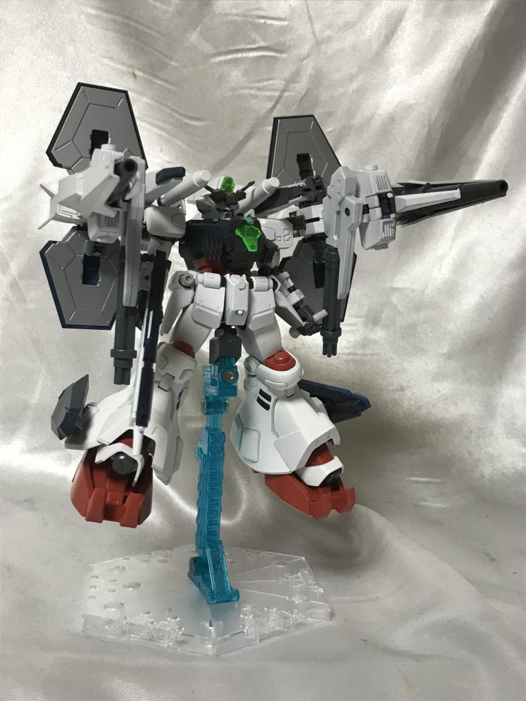 バインダーのキャノンと背部のキャノンを直結、バインダー前後のリフレクターを展開しサテライトキャノン発射状態に。一応胸と頭に受信機もついてます。バスターガンダムみたいに各々の武器と連結した状態で用途が変わるのが大好きなのでやれて楽しかったです(///▽///)