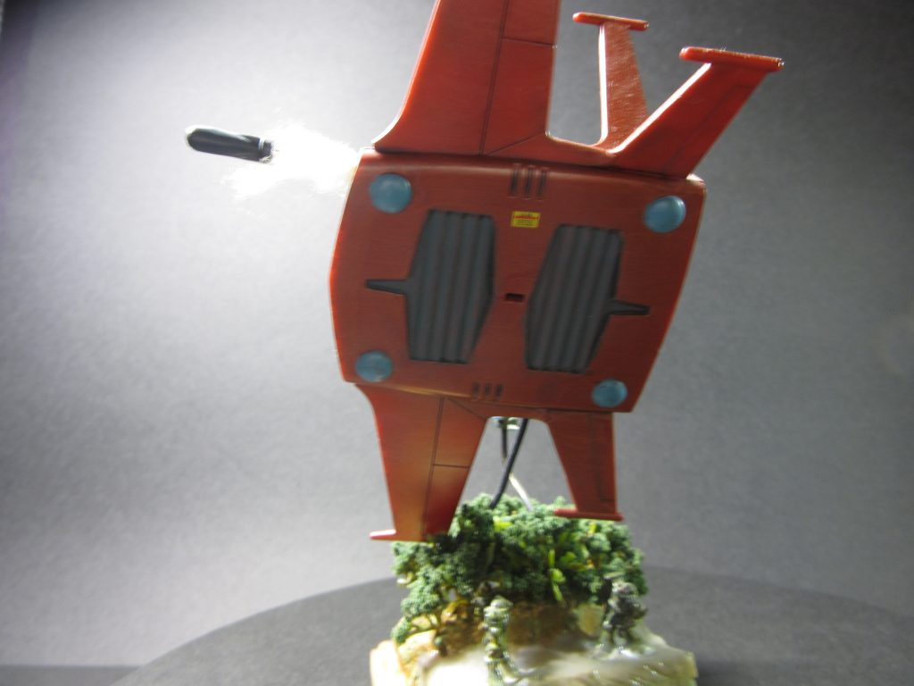 ミサイルはジャンクパーツより。煙は脱脂綿で作成。ベースはスチレンボードを積み重ねて木粉粘土ねんどで地面。河底を作成。ジャングルは鉄道模型用品、河は木工用ボンドを何回も重ね塗りし、厚みを出して塗装しています。