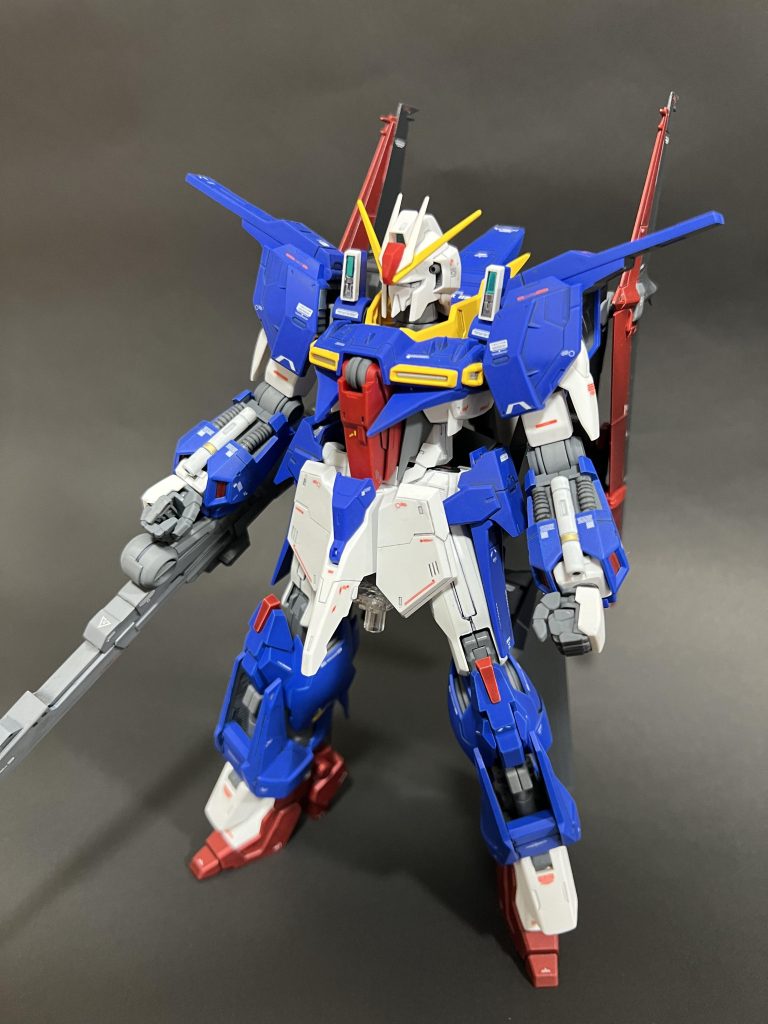 私的にリントヴルムは上半身は非常にガンダムらしいプロポーションで下半身は逆にガンダムぽくないバウの足なのでなんとなくアンバランス感が強いなと思いました。その為今回は主に下半身を中心にミキシング。リントヴルムはZ系の機体イメージがモチーフになっているので下半身のミキシング先もZ系列に近い機体の下半身がいいかなと思い、主にデルタプラスのパーツを使用。脛の部分にREバウの肩パーツを使いシルエットを変化させてみました。