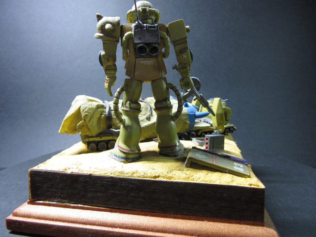 ザクのバックパックにバーニアを追加。上部には無線強化のためのアンテナ追加。