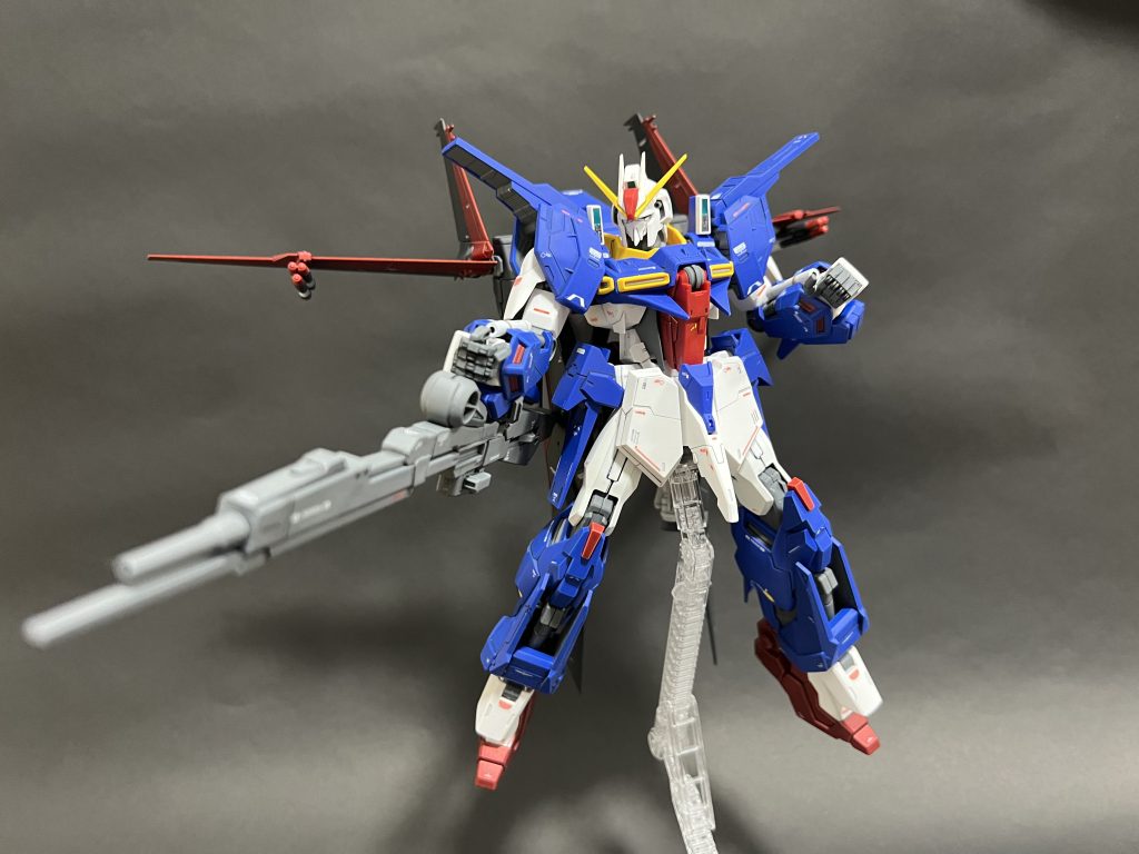 武装はロングバレルのビームライフルをイメージしてHGUCのzガンダムよりハイパーメガランチャーをベースに作成しました。1/144スケールの大型武器をあえて1/100の携行武器とすることで、スケールの違いを活かしてみました。 武装形状やカラーリングはZⅡガンダムを意識して作成。上半身と下半身のそれぞれのベースキットがREと MGなのでディテールの違いが浮いてしまうのでデルタプラス等のパーツについてはスジボリによるディテールアップを実施。気持ち多めのデカールも上下のディテールの違いに違和感が出ないようにあえて多めにつけてみました。 個人的にはリントヴルムいう少し珍しいキットなので大胆に加工するのは少し勇気がありましたが、非常に満足できたキットです。