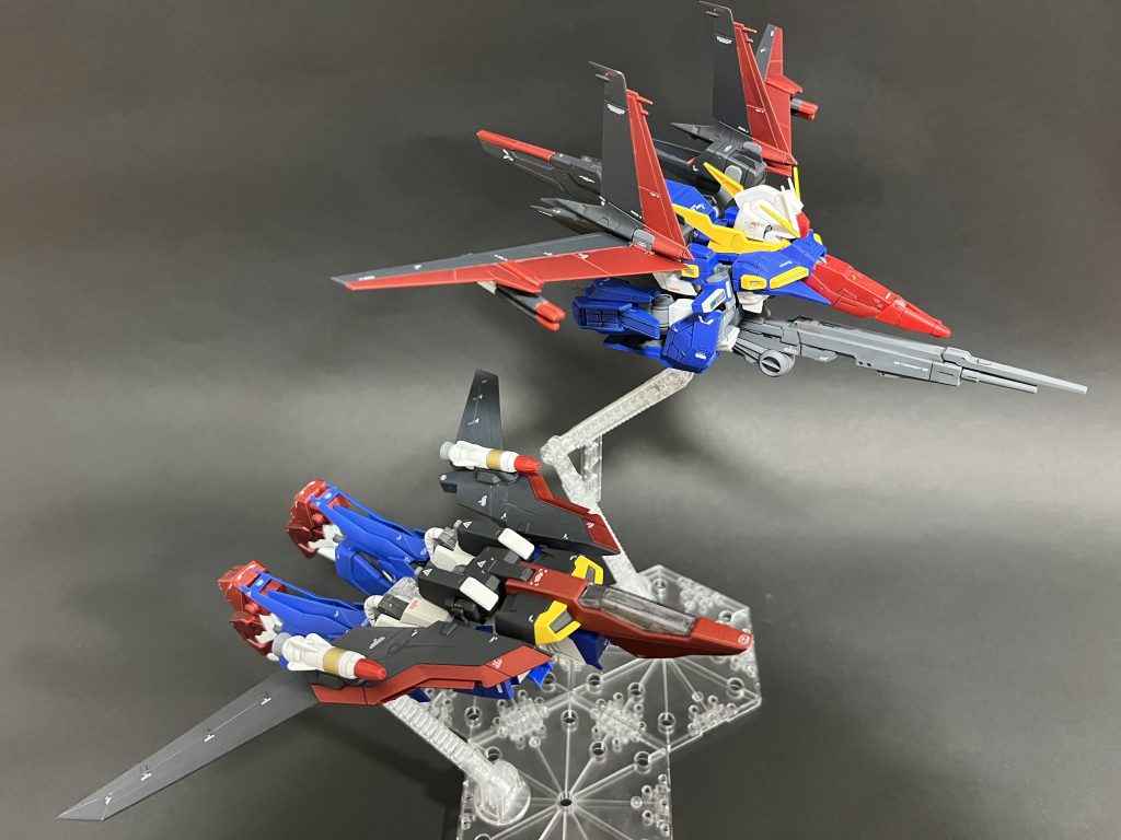 今回のミキシングの1番の目的が変形時のシルエット変更です。元キットの影響でリントヴルムは下半身部がどうしても飛ばなそうな形状をしていたので今回は飛行機然としたシルエットを意識してみました。ウイングは足部と同様にMGデルタプラスを使用。機首部分はガンダムハルートの機首パーツを使用しました。