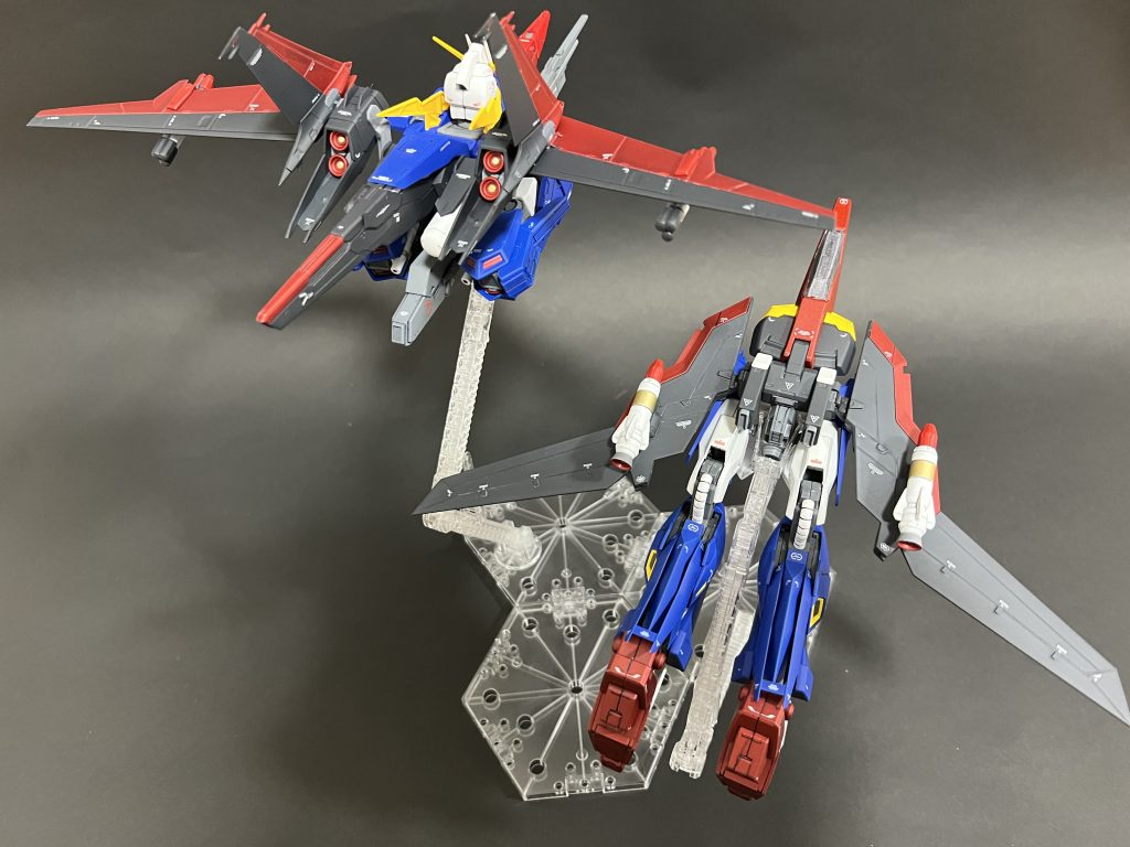 アタッカー(上半身)及びナッター(下半身)後ろから。ナッター部にも何か武装が欲しいと思い、ガンダムエアマスターの大型ミサイルを設置。