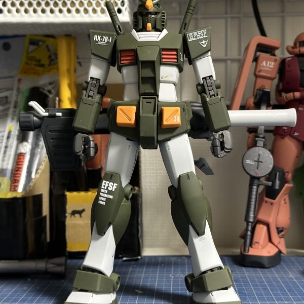 ＭＧガンダムＲＸ-７８-１(Ver.2.0)。ＭＧガンダムフルアーマータイプの中の人です。ポチしていたコーションデカールが届いたので、マーキング再開、、、したのですが、なんつーか、コーションデカールが予想していたより大きい。とりあえず、このコーションデカール(ベルテクスのチョップデカール)は見た目の情報を誤魔化せる背面に配置です。前面はどうするべか？、、、と思っていたら、以前、プレミアムバンダイでポチっていたガンダムデカールＤＸ(連邦ＭＧモデル用)があったので、ちょいと確認してみますと、コーションデカールもそれなりにある、、、ってなワケで、これを前面にペタペタしていけば良いかー、、、と思っているうちに、かなりの時間が経過。翌朝からの仕事がヤバくなるので、前面コーションは次回に持ち越しです。ひとまず、背面にチョップデカールのコーションいくつか、、、と、掠れて途切れていた右肩アーマーのＥＦＳＦと連邦章を貼り替え、左膝アーマーに『お約束』のＥＦＳＦをペタペタしておきました。４月に入ってから、仕事の売上がガタ落ち、限界まで営業するので、ガンプラやる気力も出ません。社会的な文句は別のＳＮＳでぶち撒けますが、良い環境になって欲しいかぎりでありますな。２０２４年４月６日(仕事の休憩時間にて投稿)（2枚目）