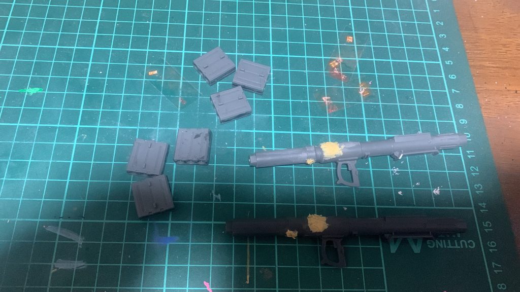 バズーカ（通称のんバズ）はポリパテで埋めてヤスリやデザインナイフで整形。