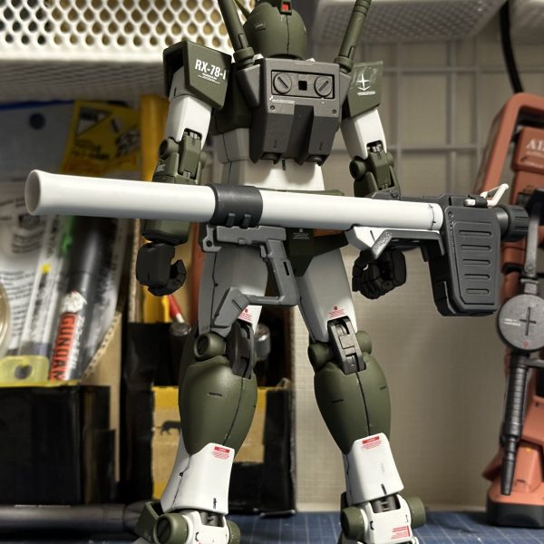 ＭＧガンダムＲＸ-７８-１(Ver.2.0)。ＭＧガンダムフルアーマータイプの中の人です。ポチしていたコーションデカールが届いたので、マーキング再開、、、したのですが、なんつーか、コーションデカールが予想していたより大きい。とりあえず、このコーションデカール(ベルテクスのチョップデカール)は見た目の情報を誤魔化せる背面に配置です。前面はどうするべか？、、、と思っていたら、以前、プレミアムバンダイでポチっていたガンダムデカールＤＸ(連邦ＭＧモデル用)があったので、ちょいと確認してみますと、コーションデカールもそれなりにある、、、ってなワケで、これを前面にペタペタしていけば良いかー、、、と思っているうちに、かなりの時間が経過。翌朝からの仕事がヤバくなるので、前面コーションは次回に持ち越しです。ひとまず、背面にチョップデカールのコーションいくつか、、、と、掠れて途切れていた右肩アーマーのＥＦＳＦと連邦章を貼り替え、左膝アーマーに『お約束』のＥＦＳＦをペタペタしておきました。４月に入ってから、仕事の売上がガタ落ち、限界まで営業するので、ガンプラやる気力も出ません。社会的な文句は別のＳＮＳでぶち撒けますが、良い環境になって欲しいかぎりでありますな。２０２４年４月６日(仕事の休憩時間にて投稿)（5枚目）