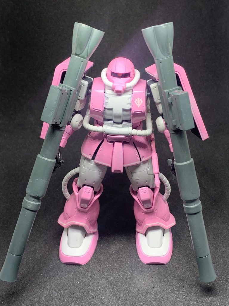 工作箇所といたしましましては・合わせ目消し・腕と脚の後ハメ加工・頭部Hアイズ埋め込み・武器改修・胴体の動力パイプ改修になります。塗装はピンク部分が水性ホビーカラーのライブコンサートピンク（ガンダムSEEDのもの）でエアブラシ塗装、白部分がガンダムホワイトでガンダムマーカーエアブラシシステムで塗装、関節や武器はジオングレーでガンダムマーカーエアブラシシステムで塗装、で他にはファントムグレー等をちょこちょこといった感じです。 