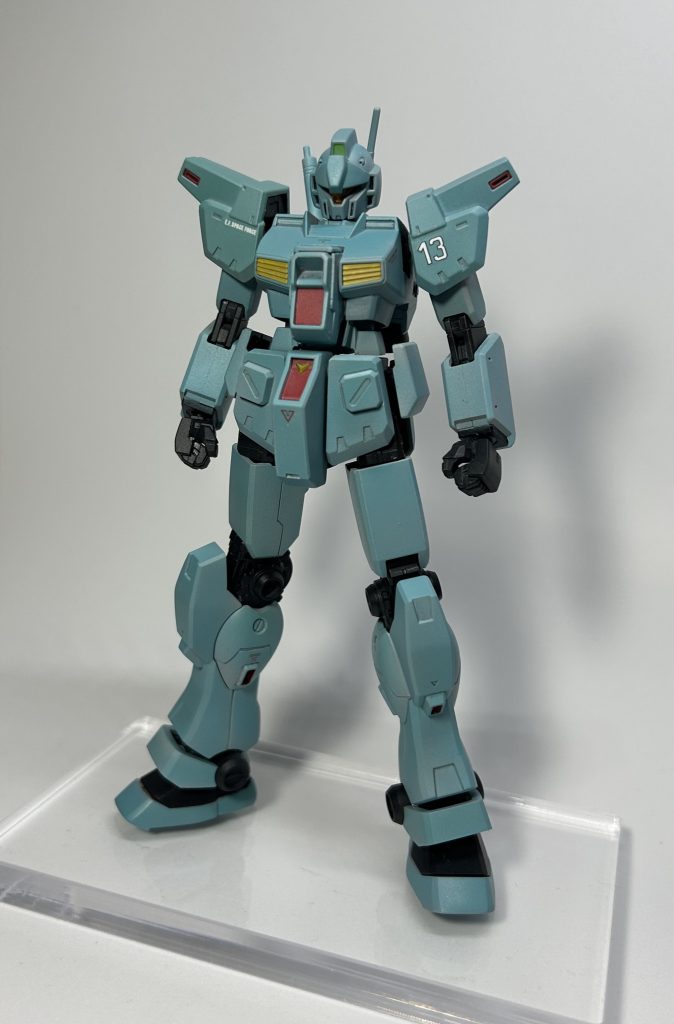 腹部からヒザまでEGのνガンダムから。足首はEGのガンダムから無理やり持ってきてつけました。失敗しても怖くないエントリーグレードありがたい😊