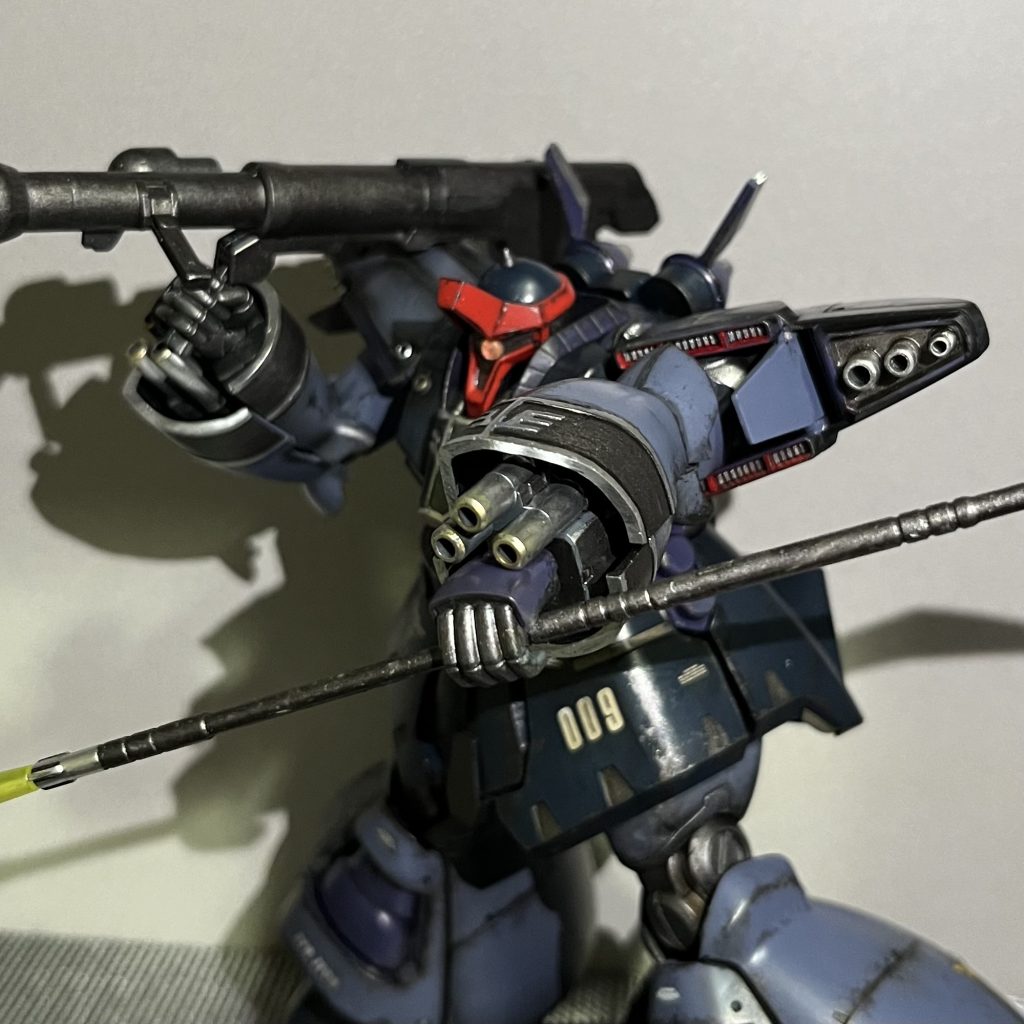 腕部ガトリング射撃イメージガトリングはシルバーで塗り分け。肩部のスラスターにはコトブキヤのパイプパーツを取り付けて延長してみました。