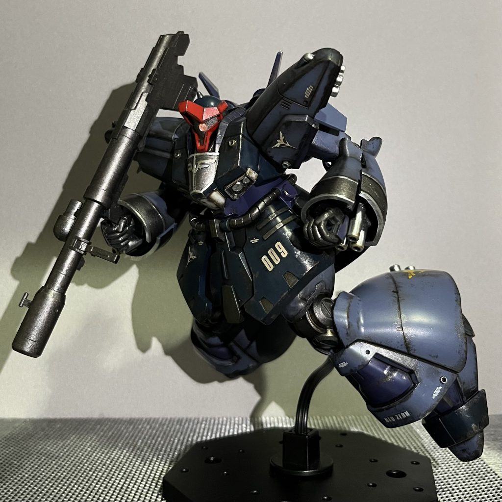 飛行状態イメージエングレービングは水性ホビーの焼鉄色+ガンダムマーカーのシャインシルバーで筆塗り。スカート部分も一部オリジナルで筆塗りしてます。個人的に肩部や脚部にディティールアップパーツを差し込んでいるのが好みです。