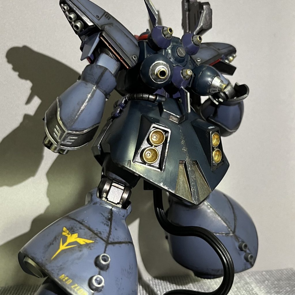 背面カットスラスターの塗り分け、バックパックやトライブレードも部分的に塗装してみました。全て筆塗りでガタガタですが、ウェザリングで誤魔化しながら楽しんでます。