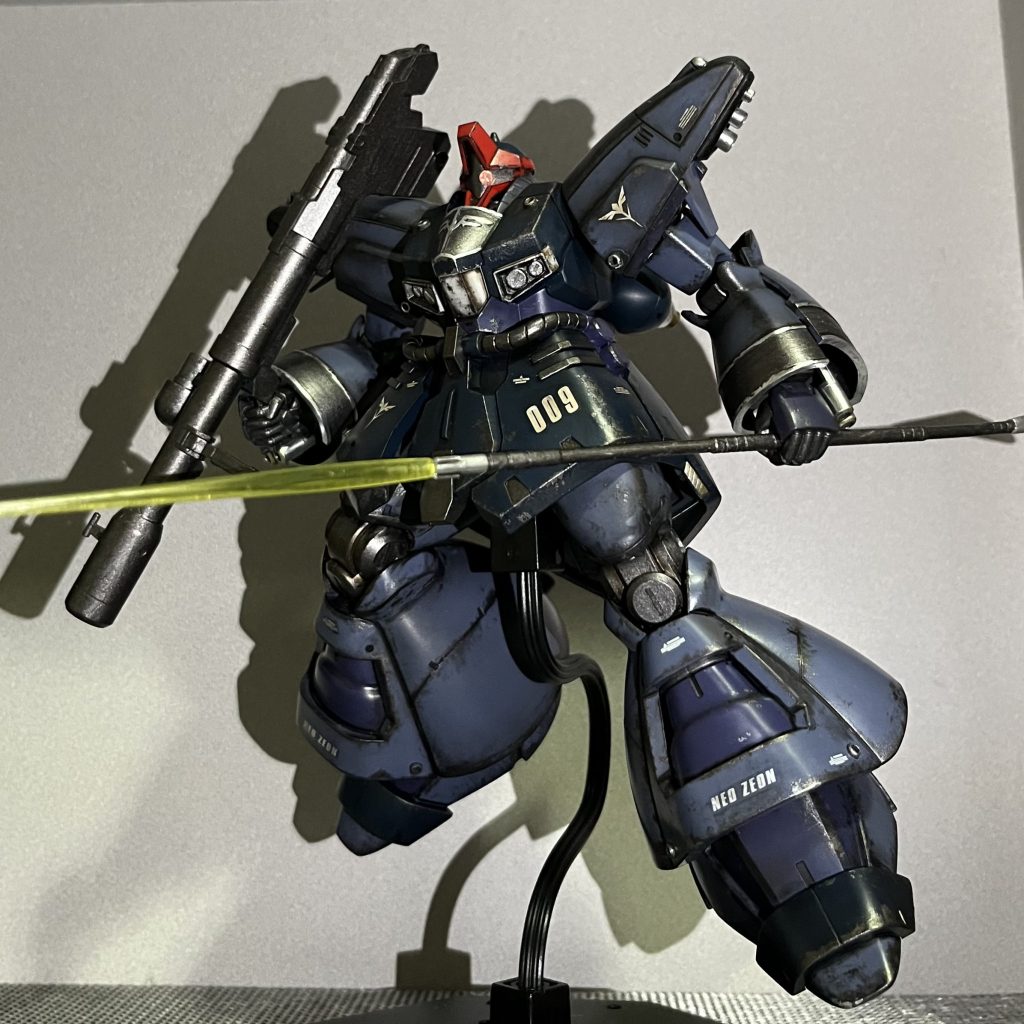 全体カット。ドライセンらしい重みを感じられるよう意識しました。武器類、フレームは焼鉄色で筆塗り塗装。ビームトマホークは好きなデザインなのですが、エフェクトが歯ブラシみたいだったので余剰のビームサーベルを取り付けました。