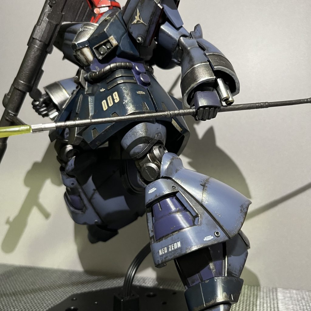 脚部カットジオン系は脚がガッチリしてるので好みです。全体的によりエッジ部分を意識してウェザリングしてみました。汚し塗装3回目ぐらいですが、徐々にコツを掴めて来たかな？と思ってます。