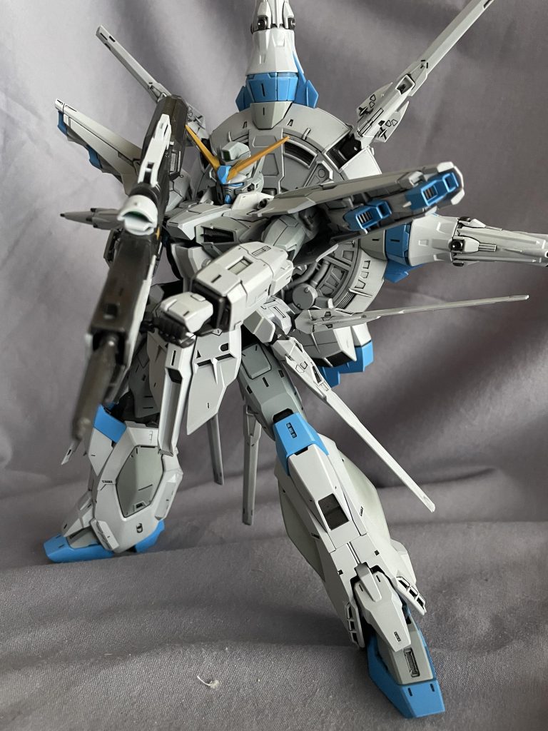 MG化が比較的遅かったせいか、アレンジされたデザインもカッコいいし、胸アーマーが競り出せたり、よく動きます!膝下のデザインとか、最高ですよね🎵