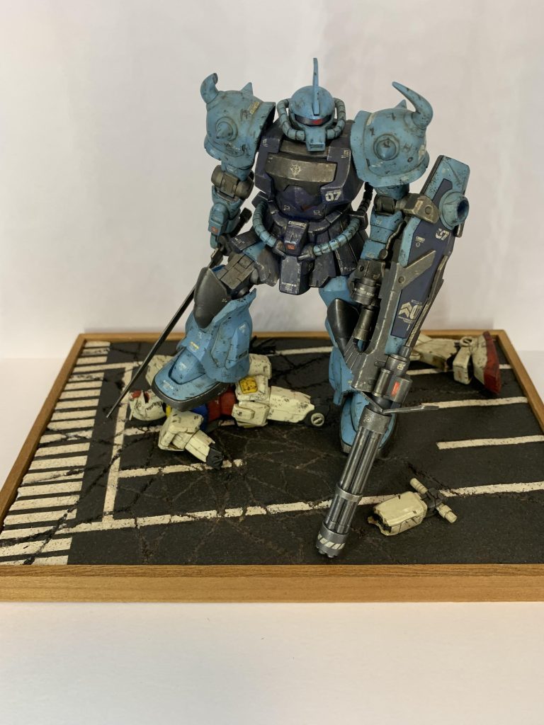 グフカスタムは塗装→デカール→シルバーでドライブラシorブラックでチッピング→つや消しクリアー→ウェザリングで作製しました(手順的に正しいか分かりませんが)右腿を上げるのにスカートの可動性が無いので切断加工しました