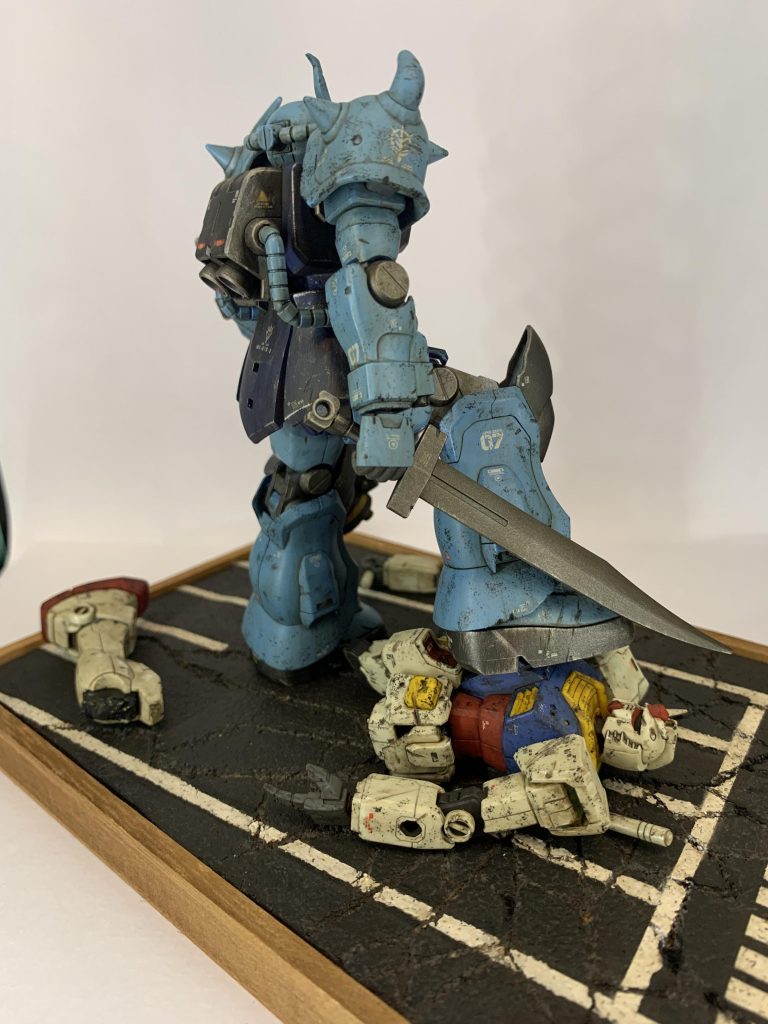 やられ役は当初ジムにしたかったのですが手頃なHGジムがどこにも売って無かったのでHGUCガンダムにしました