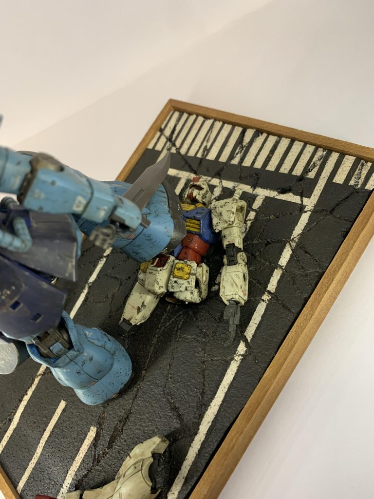 割れた道路はYouTube参考にコルクボードで制作しました、白線の縮尺比やら道路の質感やら甘い所は多いですがスキル不足で妥協しましたw