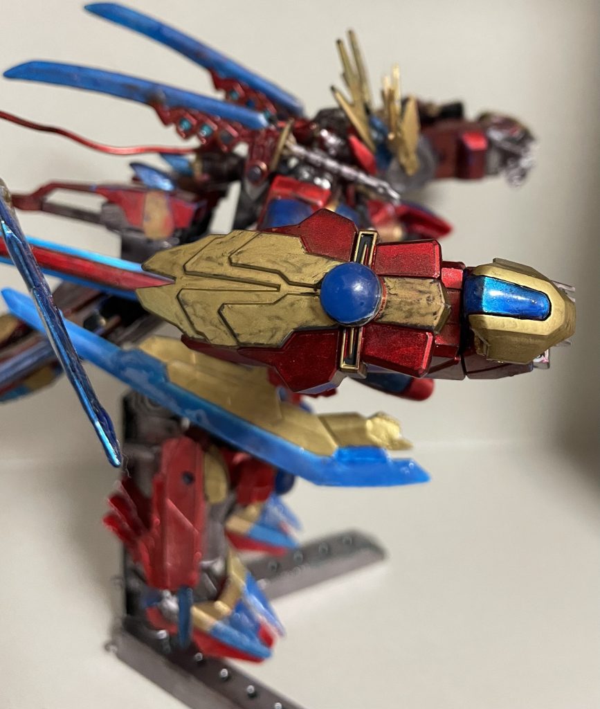 最初の武装は両肩に装備されている大型サブアームです。戦国アストレイのサブアームとガンダムルブリス・ジウの虎の手を組み合わせてます。そのまま殴ったり、大型武器を持つ事も出来ます。