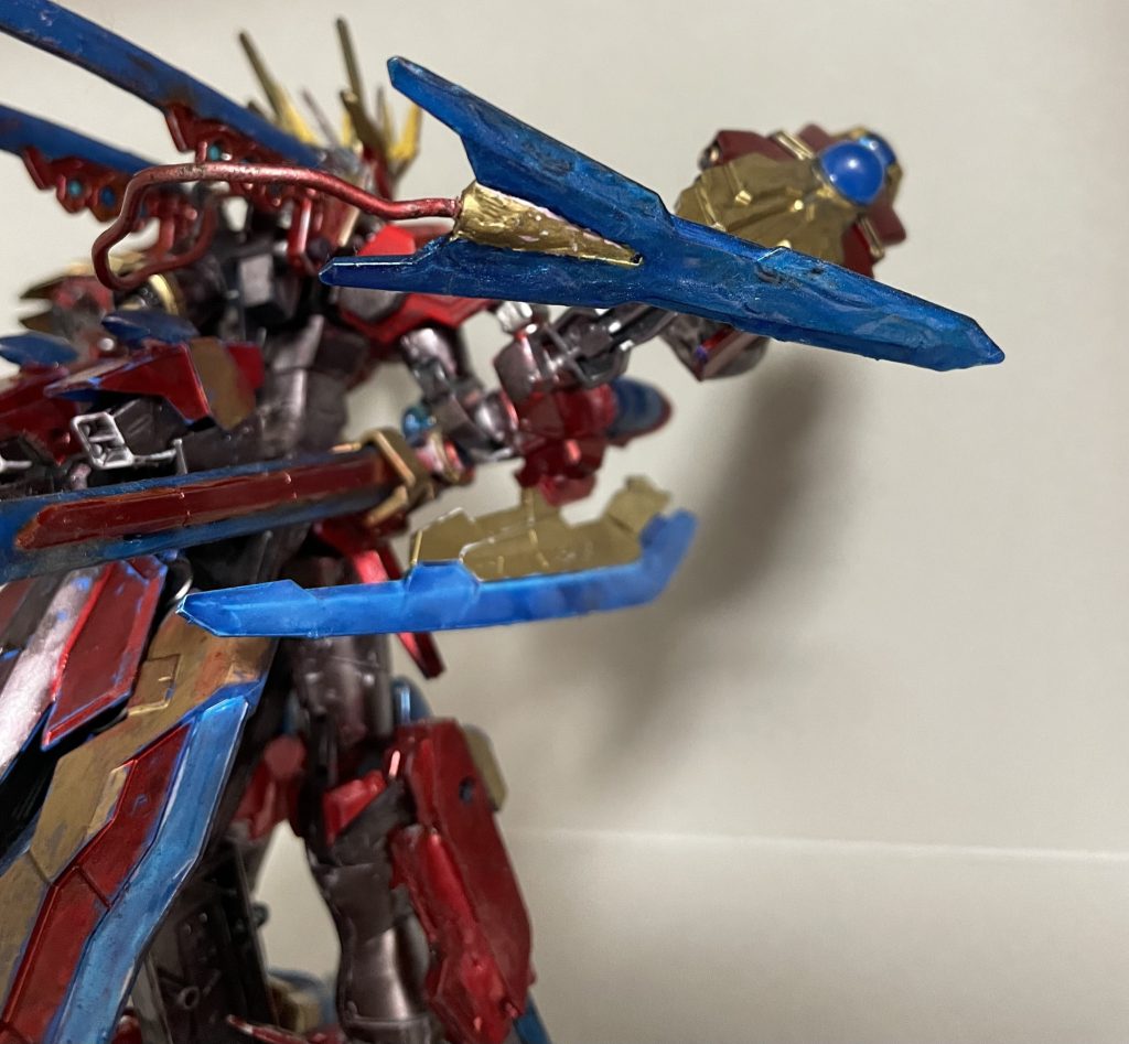 次の武装はテールブレードです。頭の後ろに伸びる尻尾みたいな剣が付いてます。後ろからの奇襲に対して反撃します。