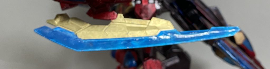 次の武装は腕に付いたアームブレードです。武器を落としてしまった場合、そのまま腕を振り上げたら相手を切りつける事が出来ます。外して手に持たせて双剣にも出来ます。