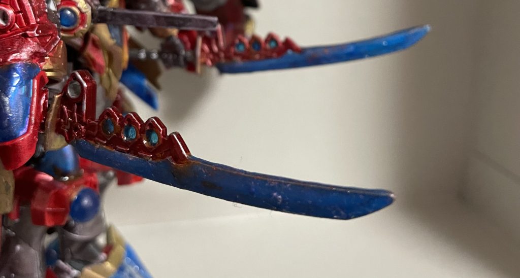 次の武装はバックパックに付いた双剣です。相手を両手の武器で細切れです。