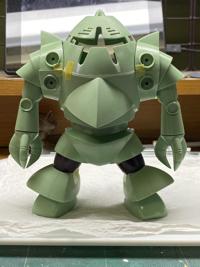 旧キットのためパーツの合いが悪いところやパーツ自体左右対称でないところもあり、改造後のチリ合わせが大変でした。太ももは設定と少し違いますがスカートの丸みに合わせて丸くしたかったため旧キットのアッガイの腕を使っています。