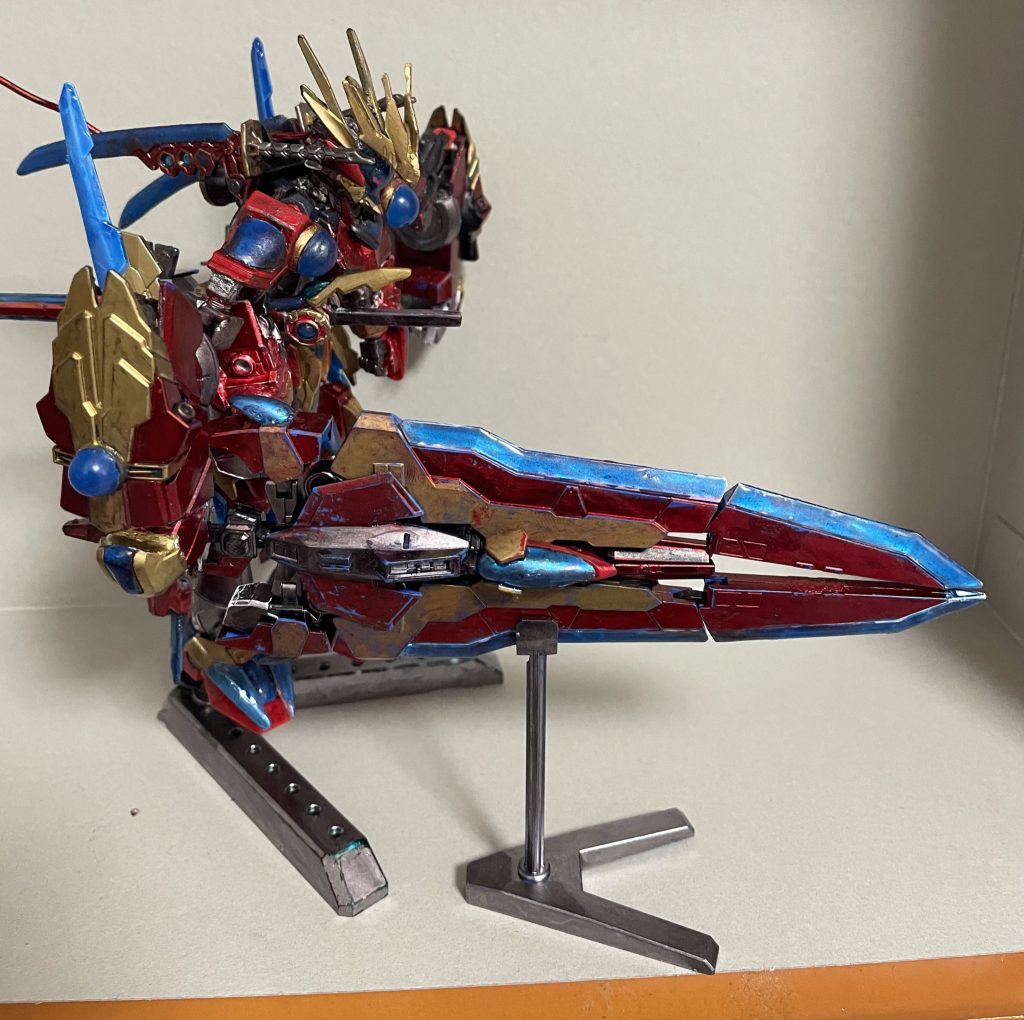 1番お気に入りの武装は、腰に付いた大型剣です。アストレイブルーフレームセカンドの武器を改造しました!ちなみに巨大な弓にも変形します。