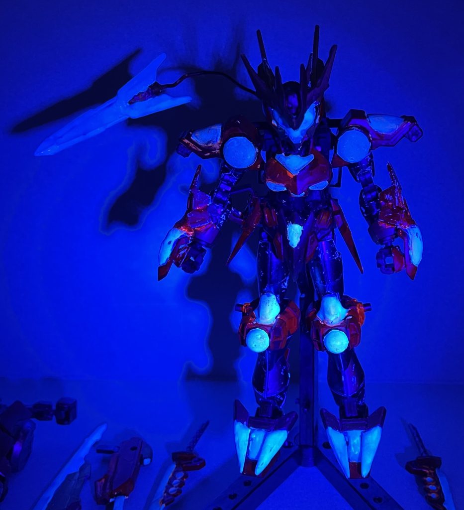 武装を全解除するとこんな感じで、しかもブラックライトにも反応して光ります!以上がこの機体の説明です!