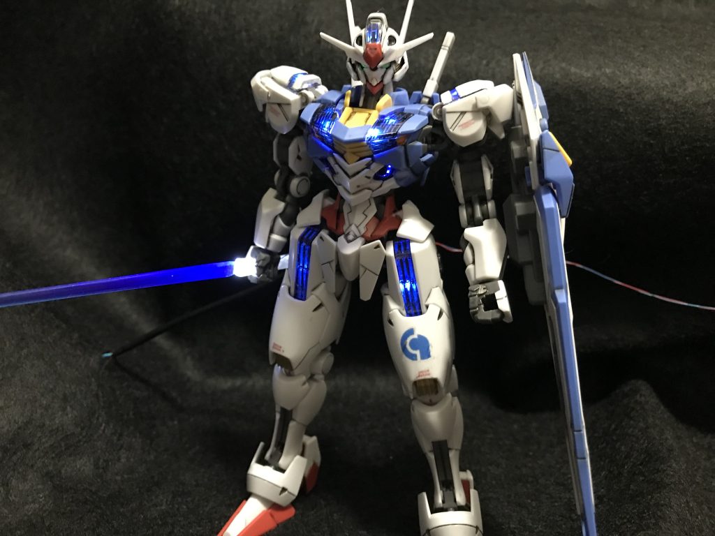 ビームサーベルも作ってみましたが、あまり光ってないです。