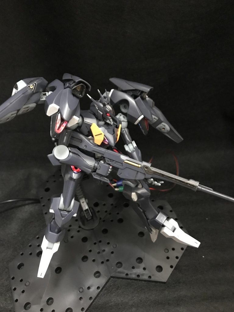 まだ塗装していない頃なので電飾以外は墨入れ程度です。