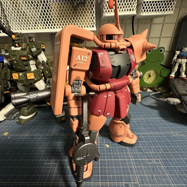 iPhone14のカメラモードを変えてガンプラ(ＭＧゲルググキャノン)の写真を撮ってみた。左から『×0.5』『×1』『×2』『×3』。『0.5』のパース感www。あおりを食ったＭＧシャア専用ザクⅡが、ドアンザクみたいな姿に、、、。ちなみにこちらのガンプラ画像は、ほとんど『×2』、たまに『×3』。（7枚目）