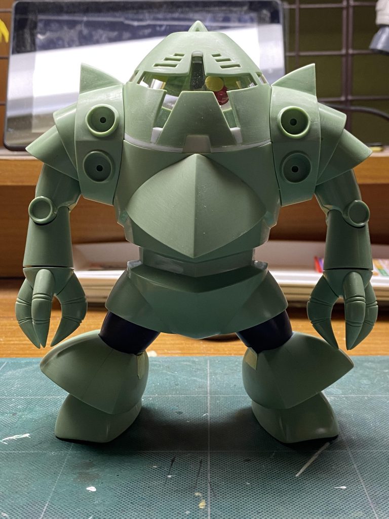 モノアイスリットの角を丸型から角型に変更しました。ヘッドを切断し5㎜下げ、肩とのバランスを調整し、新たに設けたコックピットハッチを口に見立て顔に見える様にしました。クチバシ状のパーツは胸部装甲という解釈で。頭の上のフォノンメーザー砲(こんな名前だった?)も少し形状修正しています。
