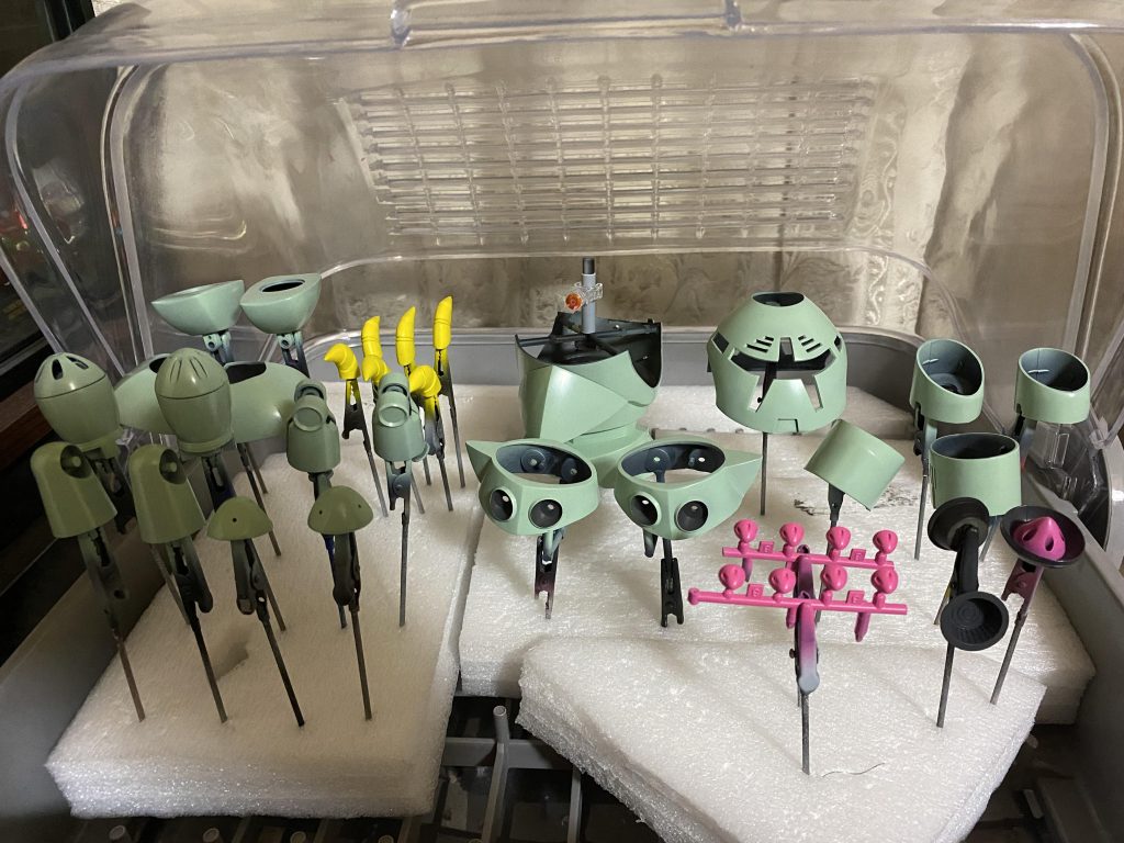 キットはボディパーツが前後2パーツのモナカなので頭、胴体、肩の4パーツ化、塗装都合上全てのパーツを後ハメ出来る様にしています。