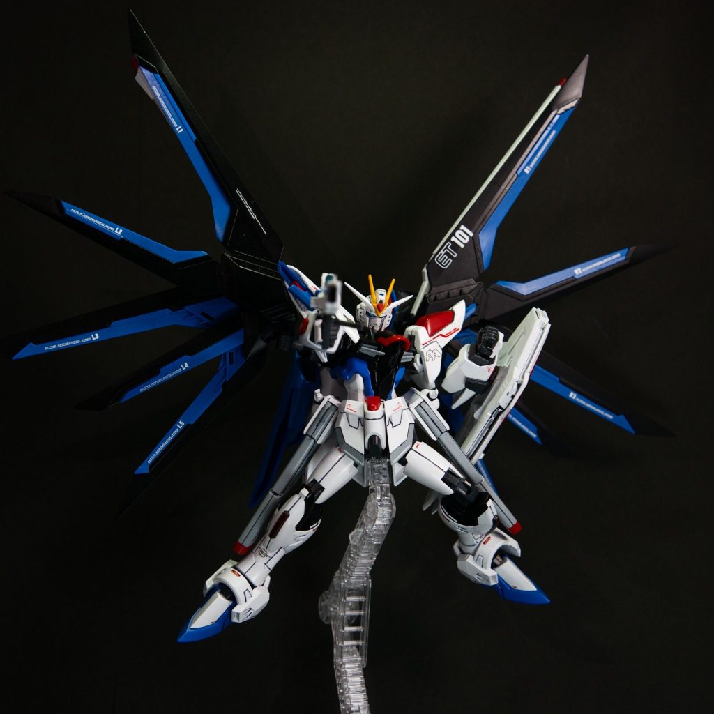 最後にSEEDのオープニング風のショット！最後までご観覧ありがとうございました！次はマイティーストライクフリーダム買えたら塗装しようかと考えています。もっと作るの早くなりたい…