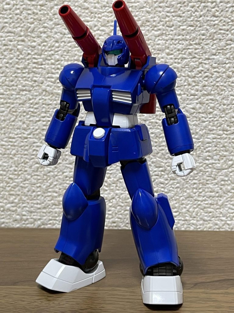 組み立て自体は特に手は加えておらず普通に組み立てただけですね。塗装は基本青色で手足などを白くして少しだけ差し色で赤を使ってます。関節はいつもの黒鉄色で塗ってます。